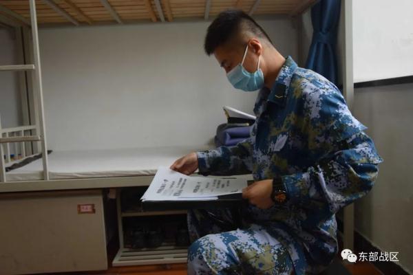 这对双胞胎，哥哥是武警，弟弟是海军……