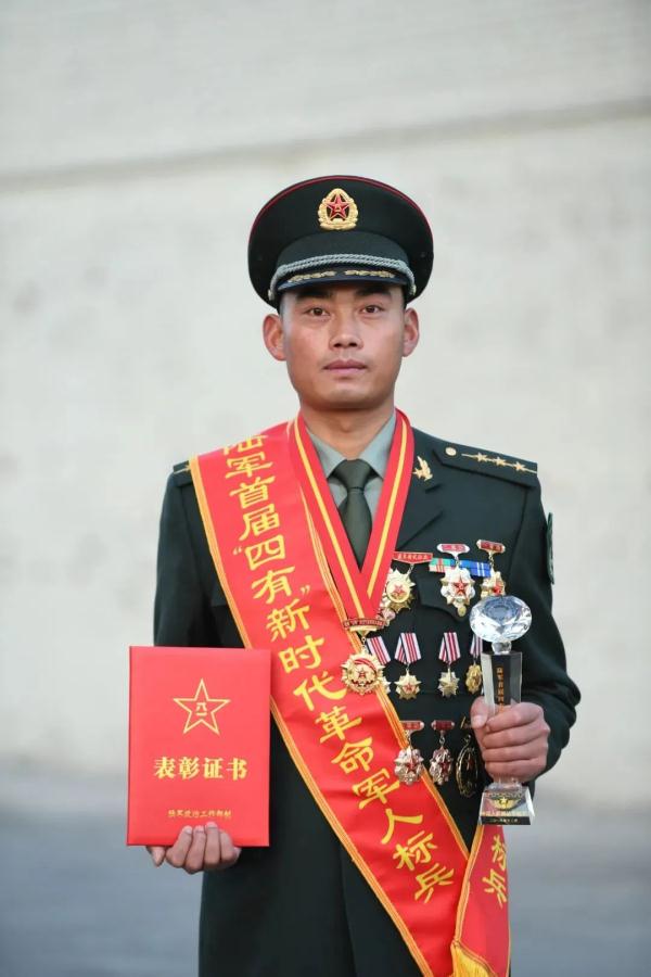 眼神“凶狠”网友却说“超暖”，他有一等功×2！二等功×2！三等功×6！