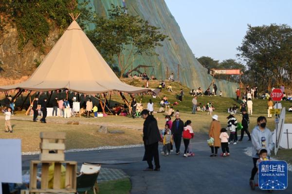 杭州：废弃矿坑变身户外休闲地