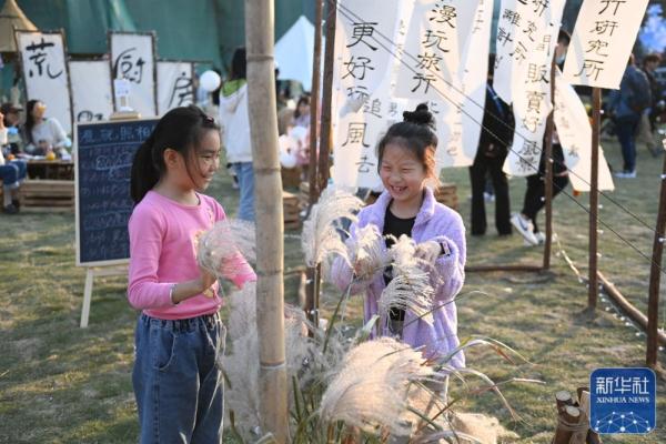 杭州：废弃矿坑变身户外休闲地