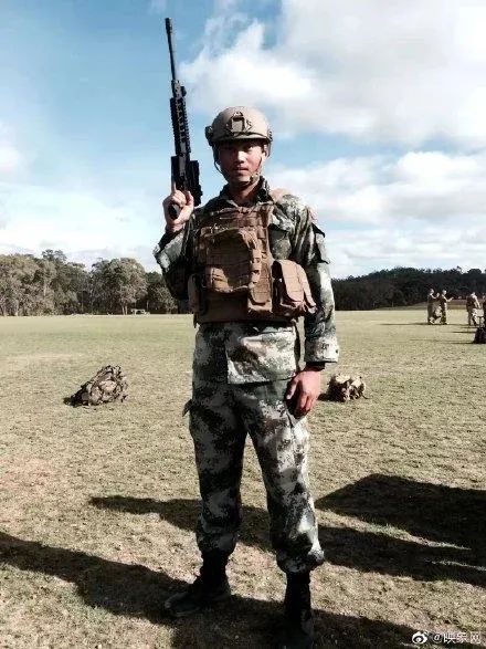 眼神“凶狠”网友却说“超暖”，他有一等功×2！二等功×2！三等功×6！