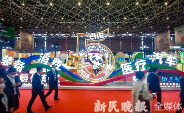 大白兔跃上蔻驰手袋，乐高积木搭出新春花车，进博会首发新品中国味浓