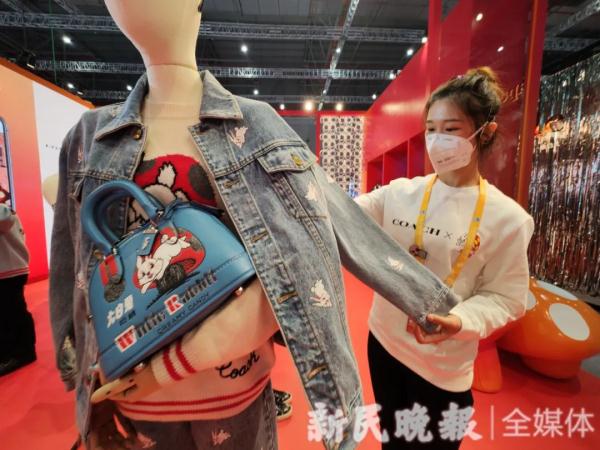 大白兔跃上蔻驰手袋，乐高积木搭出新春花车，进博会首发新品中国味浓