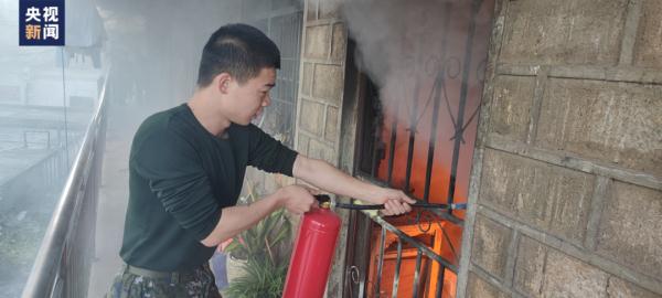 “孩子！我的孩子还在里面”5岁儿童被困火场 消防和武警联手救援