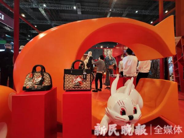 大白兔跃上蔻驰手袋，乐高积木搭出新春花车，进博会首发新品中国味浓