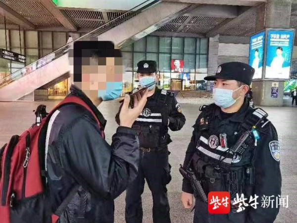 男子醉酒坐车去车站路上遗失手机,民警帮其找回顺利坐上高铁 男子醉酒坐车去车站路上遗失手机,民警帮其找回顺利坐上高铁