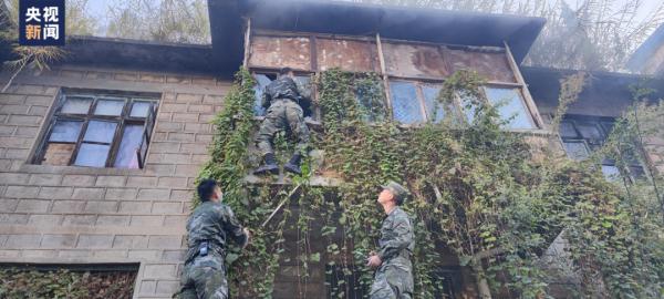 “孩子！我的孩子还在里面”5岁儿童被困火场 消防和武警联手救援