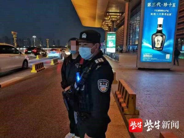 男子醉酒坐车去车站路上遗失手机,民警帮其找回顺利坐上高铁 男子醉酒坐车去车站路上遗失手机,民警帮其找回顺利坐上高铁