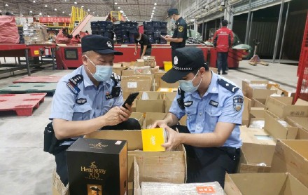 湛江海关破获一起“套代购”走私案，案值约350万元