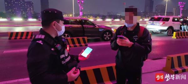 男子醉酒坐车去车站路上遗失手机,民警帮其找回顺利坐上高铁 男子醉酒坐车去车站路上遗失手机,民警帮其找回顺利坐上高铁