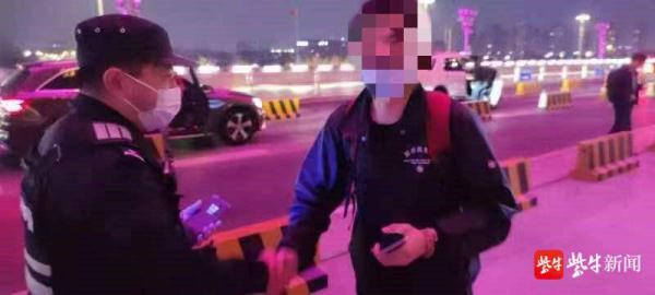 男子醉酒坐车去车站路上遗失手机,民警帮其找回顺利坐上高铁 男子醉酒坐车去车站路上遗失手机,民警帮其找回顺利坐上高铁