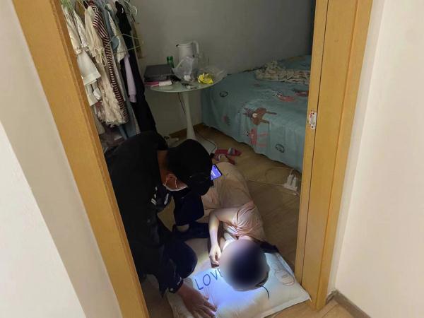 独居女友突然联系不上，门口一张外卖单让民警察觉不对劲
