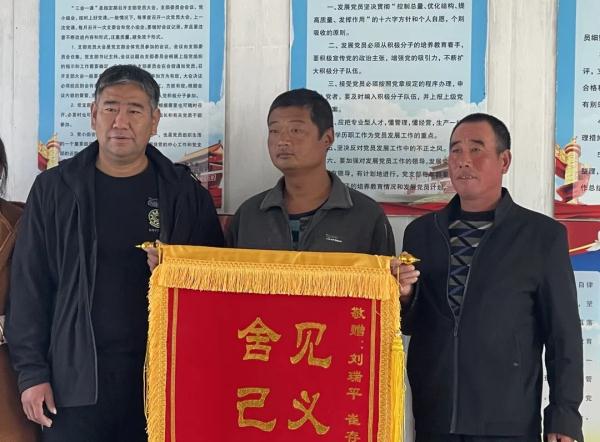 他们冲向海中,救回两命…… 他们冲向海中,救回两命……