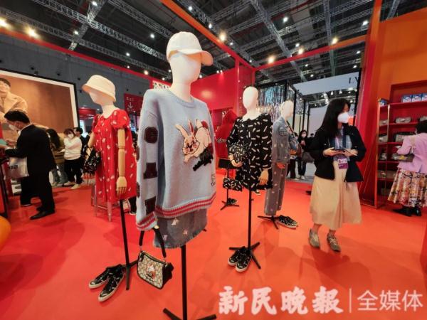 大白兔跃上蔻驰手袋，乐高积木搭出新春花车，进博会首发新品中国味浓