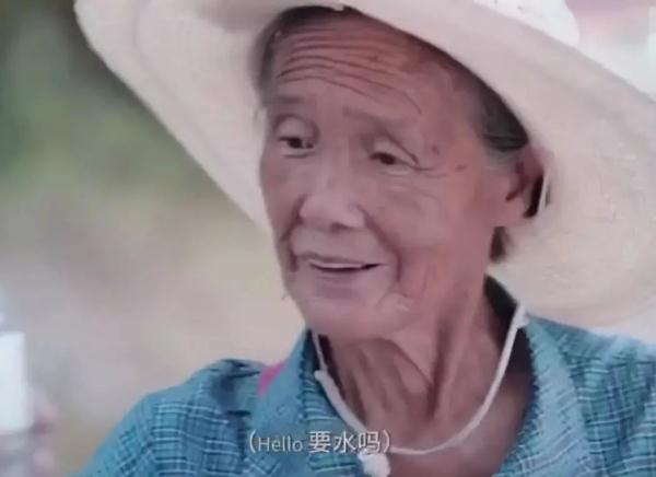 七旬农家老人竟会说10多国语言？老外都看呆了→