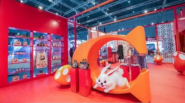大白兔跃上蔻驰手袋，乐高积木搭出新春花车，进博会首发新品中国味浓