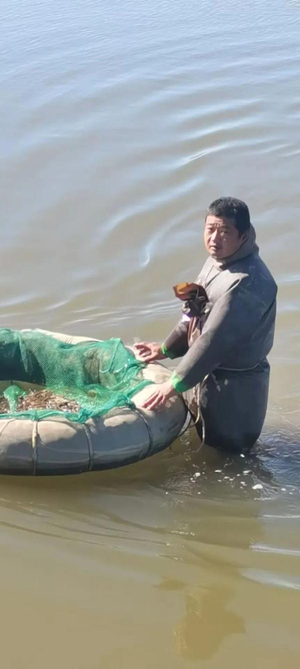 他们冲向海中,救回两命…… 他们冲向海中,救回两命……