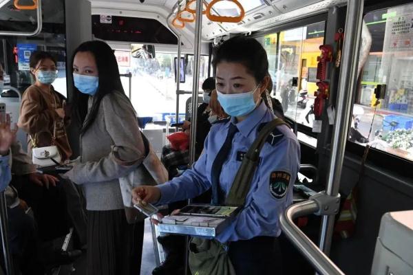 再见，公交售票员！温州市区最后一班有人售票公交车谢幕
