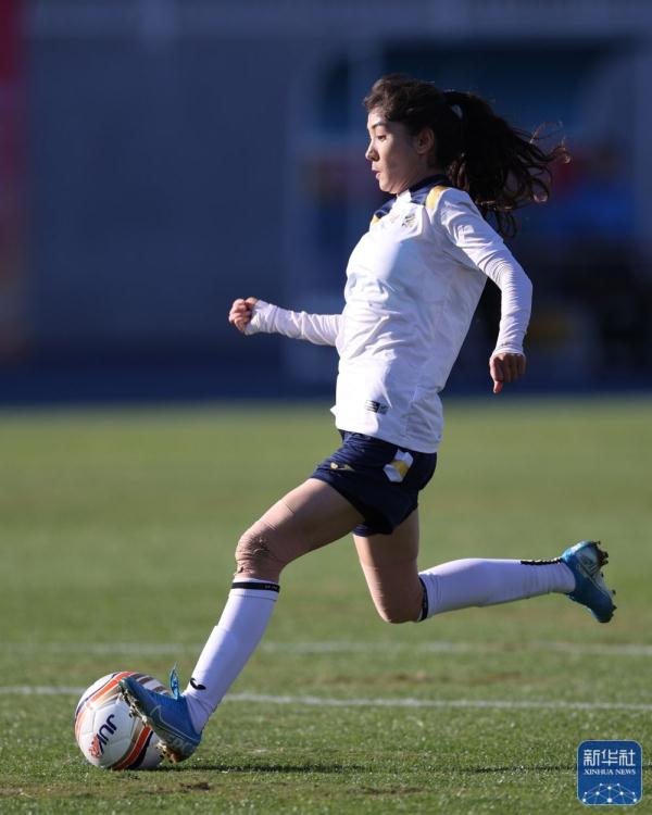 河南建业女足队球员李亚楠(前左)与北京女足队球员何召芬(前右)在