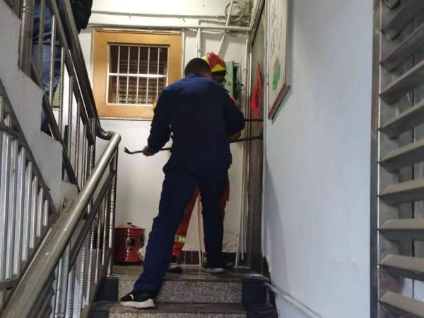 2岁孩子不小心将房门反锁 警察:“小朋友不要怕,警察叔叔来了” 2岁孩子不小心将房门反锁 警察:“小朋友不要怕,警察叔叔来了”