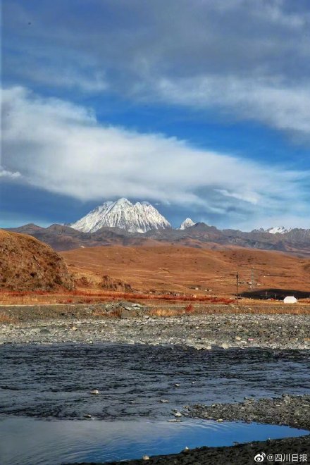 四川甘孜粉色雪山震撼美景