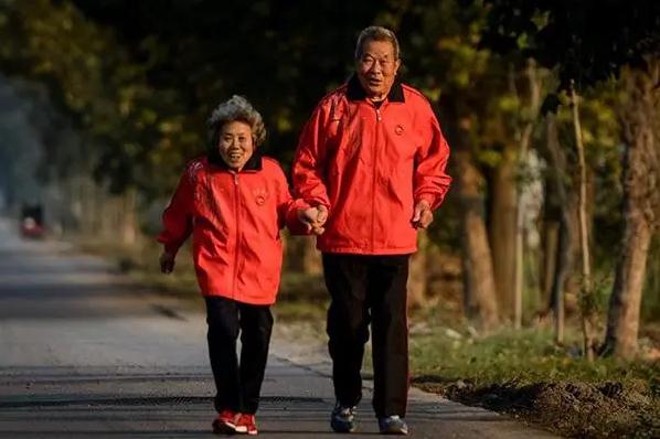 一代传奇落幕！他创造了第一个中国历史，和妻子“绕地球12圈”，激励了无数人…