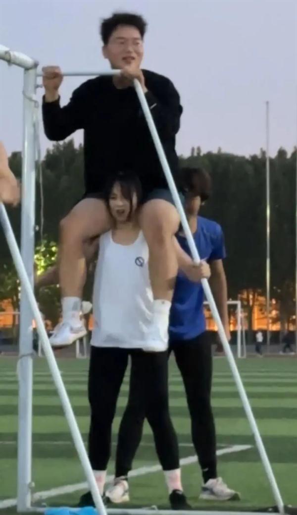 惊呆！98斤女生肩扛180斤男同学，只为…