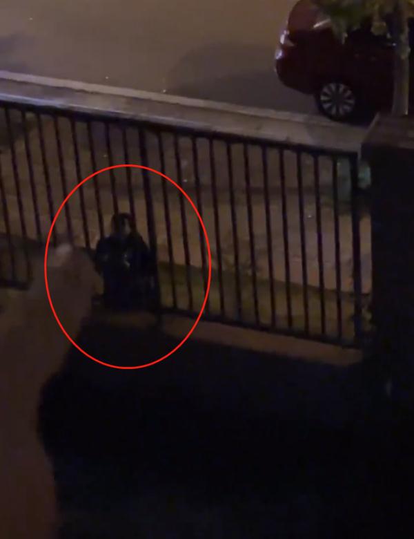 两男子深夜追赶推倒女子被学生高喊吓退，警方回应