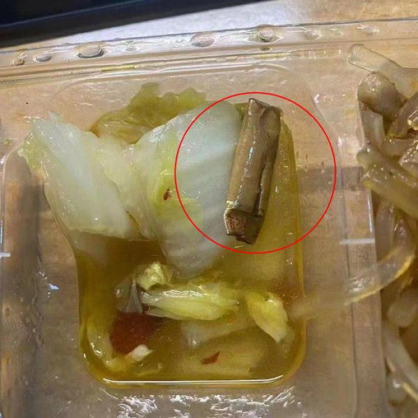高校盒饭被曝吃出烟头纸片虫子！供餐公司这样回应，遭学生回怼