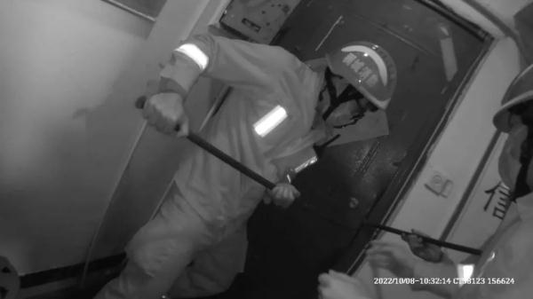 2岁孩子不小心将房门反锁 警察:“小朋友不要怕,警察叔叔来了” 2岁孩子不小心将房门反锁 警察:“小朋友不要怕,警察叔叔来了”