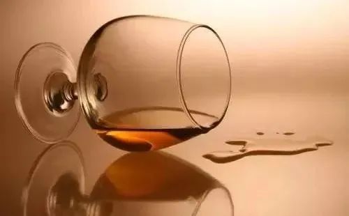 男子和朋友喝酒后产生幻觉坠楼身亡，家属起诉同饮者获赔17余万