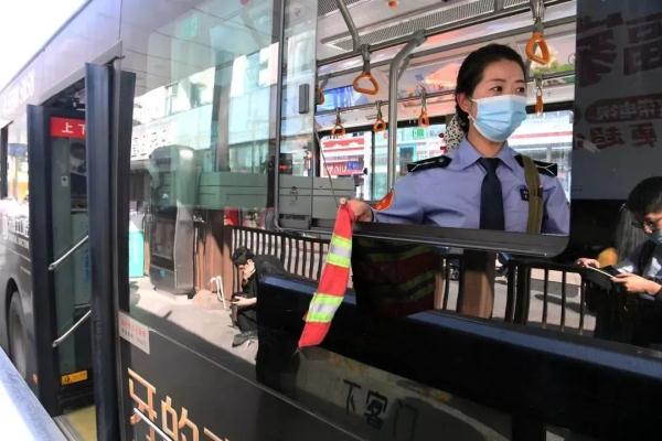 再见，公交售票员！温州市区最后一班有人售票公交车谢幕