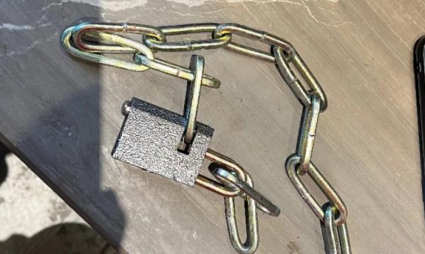 "姐妹生死局"?两女子把脖子用铁链锁在一起