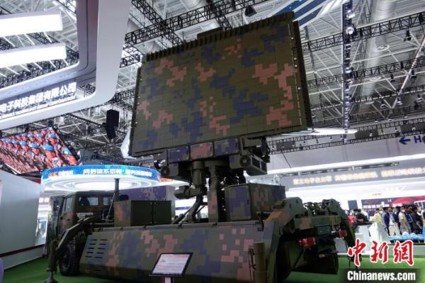 “千里遥控”“火眼金睛” 中国电科多款预警探测雷达亮相航展 “千里遥控”“火眼金睛” 中国电科多款预警探测雷达亮相航展