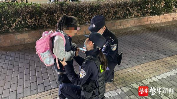 走失小女孩找到家，还得了作文题目《警察叔叔送我回家》