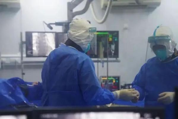 不等核酸结果救黄码老人,重庆市中医院:黄码危重患者有专门接待 不等核酸结果救黄码老人,重庆市中医院:黄码危重患者有专门接待