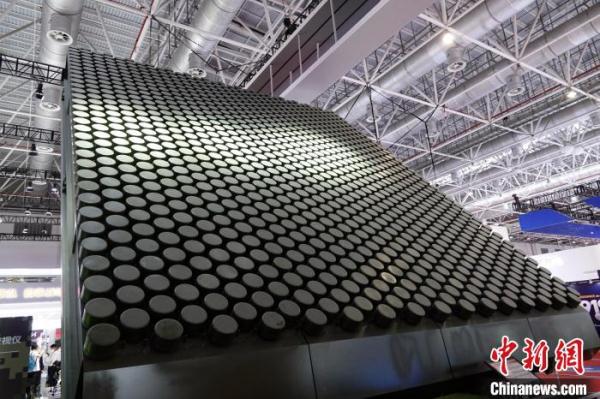 “千里遥控”“火眼金睛” 中国电科多款预警探测雷达亮相航展 “千里遥控”“火眼金睛” 中国电科多款预警探测雷达亮相航展