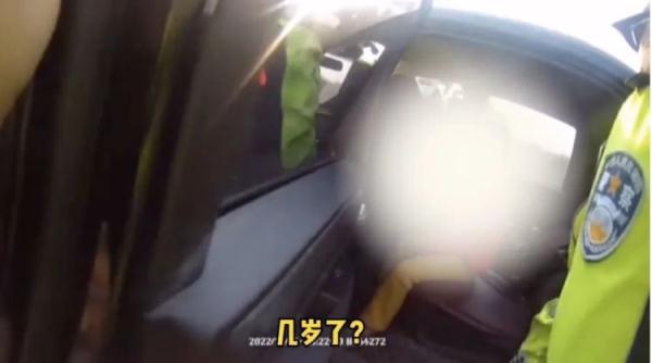 一司机醉驾带俩娃，娃说：你以后别喝酒了……