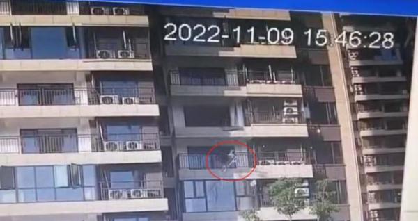 监控曝光！长沙一小区封窗工人从8楼坠亡，疑吊玻璃时被绳索拉下楼