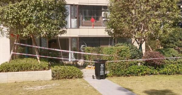 监控曝光！长沙一小区封窗工人从8楼坠亡，疑吊玻璃时被绳索拉下楼