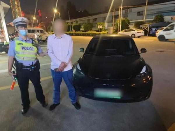 男子酒后驾车被查，辩称“开启了自动驾驶”