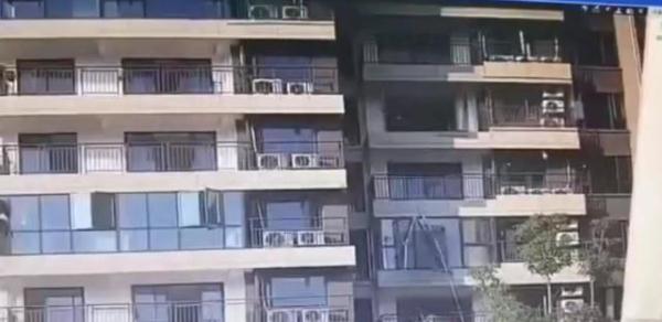 监控曝光！长沙一小区封窗工人从8楼坠亡，疑吊玻璃时被绳索拉下楼