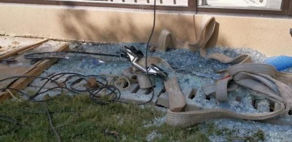 监控曝光！长沙一小区封窗工人从8楼坠亡，疑吊玻璃时被绳索拉下楼