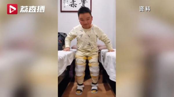 13岁“轮椅少年”圆梦南外！他写下表白文：我的妈妈是个超级英雄……