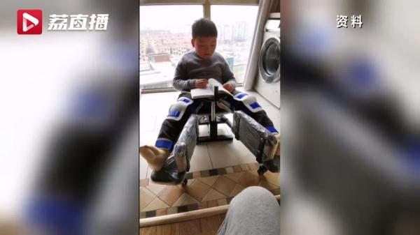 13岁“轮椅少年”圆梦南外！他写下表白文：我的妈妈是个超级英雄……