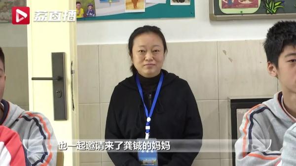 13岁“轮椅少年”圆梦南外！他写下表白文：我的妈妈是个超级英雄……