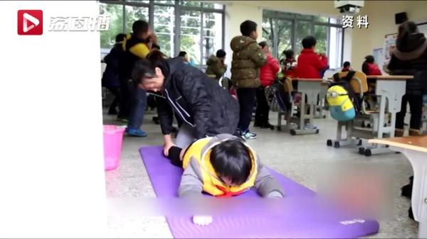 13岁“轮椅少年”圆梦南外！他写下表白文：我的妈妈是个超级英雄……