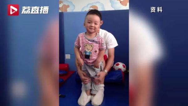 13岁“轮椅少年”圆梦南外！他写下表白文：我的妈妈是个超级英雄……