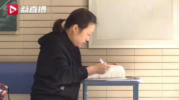 13岁“轮椅少年”圆梦南外！他写下表白文：我的妈妈是个超级英雄……