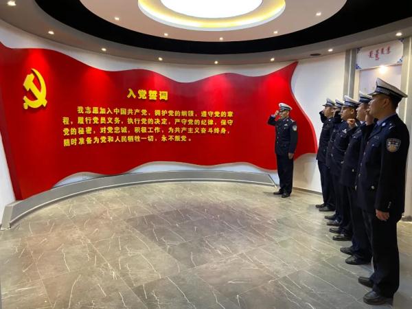 那个练过散打、当过刑警的交警老陈走了……